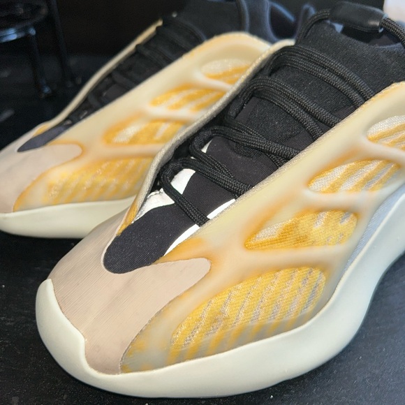 Adidas Yeezy 700 V3 - Picture 11 of 15